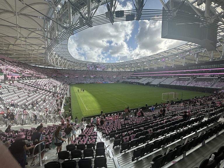 Khán đài sân vận động bóng đá tại Mỹ trong mùa MLS 2026