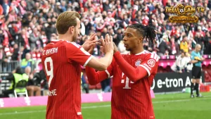 Kane và Olise giơ tay ăn mừng trong màu áo đỏ Bayern