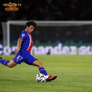 João Neves thực hiện động tác chuyền bóng trong trang phục PSG