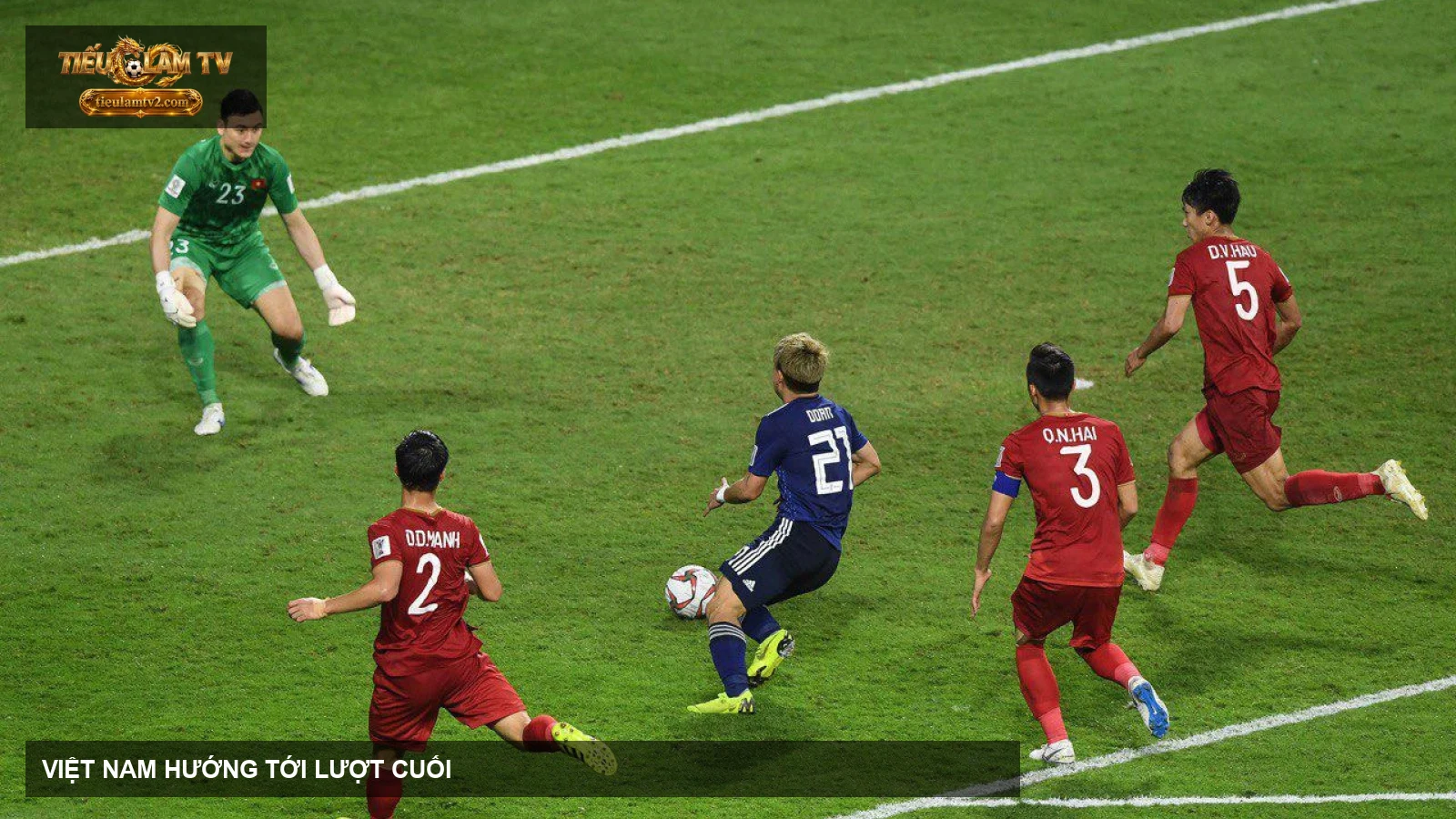 Các tuyển thủ Việt Nam tranh chấp trong trận gặp Nhật Bản tại Asian Cup 2019